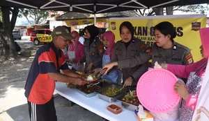 Polisi Bulukumba Hentikan Kurir hingga Tukang Bentor, Bagi Makanan Jumat Berkah