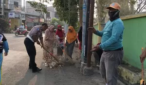 Bukan Cuma Atur Lalu Lintas, Aiptu Usman Ikut Sapu Sampah Bersama Warga