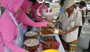 Jumat Berkah Penuh Kehangatan, Polres Bulukumba Bagikan Makanan Gratis untuk Warga