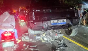 Ngeri! Detik-Detik Mobil Chery Hantam Jemaah Antrean BBM di Jembrana, Bodi Motor Hancur Seketika