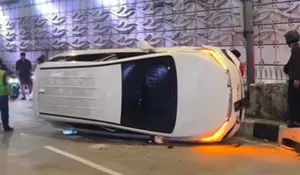 Hantam Pembatas Jalan, Mobil BYD M6 Terguling di Underpass Mampang