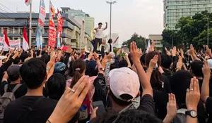 Salam Tiga Jari, Ini Makna Simbol yang Digunakan Massa Demonstrasi