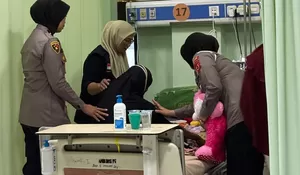 Polwan dan Bhayangkari Polres Bulukumba Datangi Nakla Bayi Viral Di Rawat Nenek, Bawa Bantuan dan Doa Kesembuhan