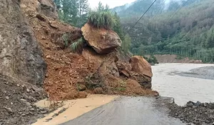 Hujan intensitas tinggi picu tanah longsor tutup badan jalan di Gayo Lues