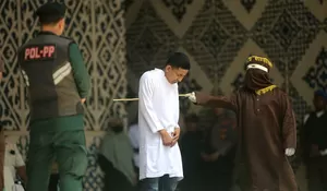 Delapan terpidana dihukum hingga 100 kali cambuk, sempat dihentikan beberapa menit karena tak tahan sakit