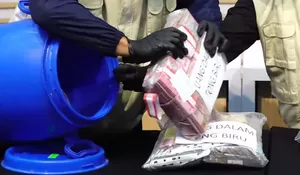 KPK Sita Uang dan Dokumen Dalam Tong Biru Dalam OTT Bupati Klaten