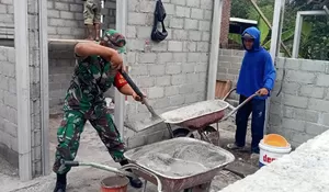 Wujud Kepedulian TNI, Babinsa Koramil 0808/04 Sanankulon Dampingi Pembangunan RTLH di Desa Jeding