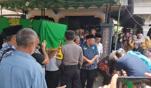 Polisi Hadiri Pemakaman Korban KM Virgo di Plosorejo, Sampaikan Duka kepada Keluarga