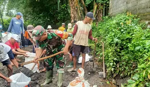 Wujud Nyata Ketahanan Pangan, Babinsa Kelurahan Tanggung Bersama Petani Gotong Royong Perbaiki Saluran Irigasi