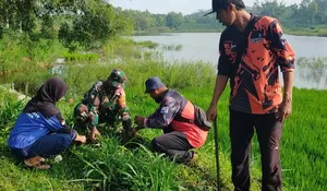 Telaga Mojorejo Makin Asri, Babinsa Bersama Komunitas dan Pelajar Gelar Aksi Penghijauan