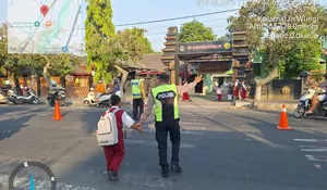 Cegah Kemacetan dan Kecelakaan, Polisi Kawal Arus Pagi di Sejumlah Titik Wlingi