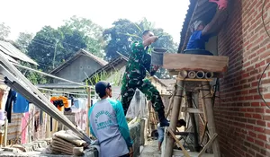 Wujud Kepedulian Sosial, Babinsa Desa Gogodeso Bantu Pembangunan RTLH Milik Warga