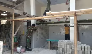 Pererat Kebersamaan, Babinsa Koramil Sanankulon Laksanakan Pengecatan Masjid Nurul Huda Blitar
