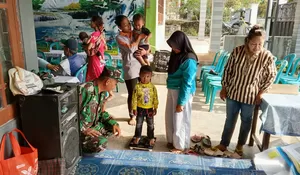 Wujud Dukungan Kesehatan, Babinsa dan Bidan Desa Dampingi Posyandu ILP di Ngaringan Blitar
