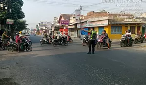 Polres Blitar Intensifkan Pengaturan Lalu Lintas Pagi, Pengguna Jalan Diimbau Waspada