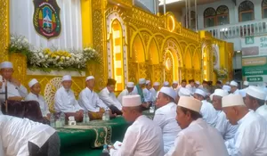 Ribuan Jamaah Padati Masjid Agung Blitar, Dzikir dan Haul Masyayikh Jadi Momentum Hari Santri