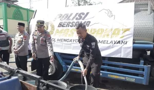 HUT Humas ke-75 Jadi Momentum Berbagi, Polres Blitar Salurkan Air Bersih dan Sembako