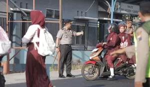 Pastikan Pelajar Aman ke Sekolah, Kapolres Blitar Pimpin Gatur Pagi di Garum