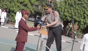 Kapolres Blitar Dekati Pelajar SMAN 1 Garum, Bagikan Helm Gratis dan Edukasi Kamtibmas