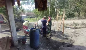Gotong Royong Warga Dan Babinsa Koramil Binangun Bedah RTLH Milik Warga Di Blitar