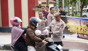 Turun Langsung ke Jalan, Wakapolda Bagikan Takjil Ke Pengendara