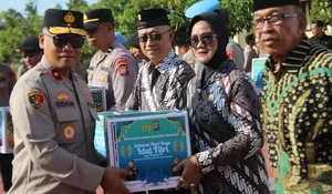 Kapolda Sultra Serahkan Bingkisan Lebaran kepada Purnawirawan, Tokoh Masyarakat dan Mitra Polri