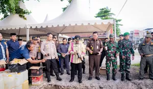 Ribuan Botol Miras Hasil Sitaan di Buton Tengah Dimusnahkan