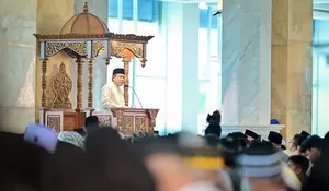 Salat di Masjid Al Alam Kendari, Wagub Sultra Serukan Persatuan