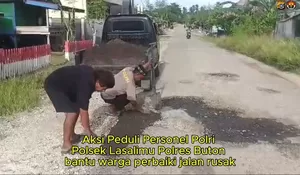 Cegah Kecelakaan Lalulintas, Personel Polsek Lasalimu Tambal Jalan Berlubang