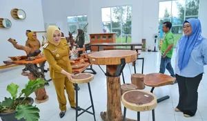 Kunjungi Workshop Mebel Polres dan Kerajinan di Pusat Promosi Disnakerperin, Begini Respon Walikota Kendari
