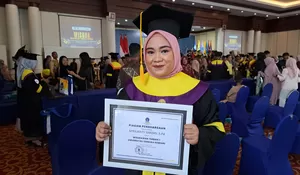 Aprilianty Sarhas, Penjahit dari Muna Raih Predikat Wisudawan Terbaik UT Kendari