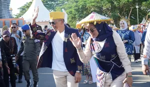 Kenakan Baju Adat, Bupati Konawe Ramaikan Pawai Budaya HUT Sultra