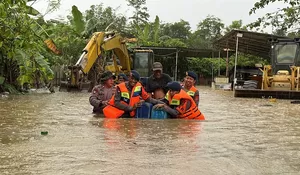 Brimob Polda Sultra Evakuasi Warga Terdampak Banjir di Sejumlah Titik Kota Kendari