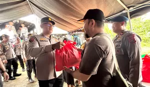 Wakapolda Sultra Bagikan 200 Paket Bingkisan untuk Warga Terdampak Banjir di Kali Wanggu