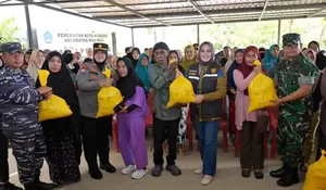 Wali Kota Kendari Salurkan Bantuan Bapanas untuk Ribuan Warga Terdampak Banjir 