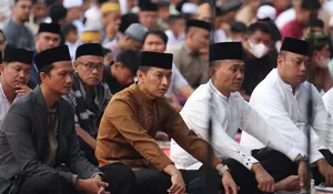 Kapolda Sultra dan Masyarakat Laksanakan Salat Idul adha di Lapangan Presisi Polda Sultra
