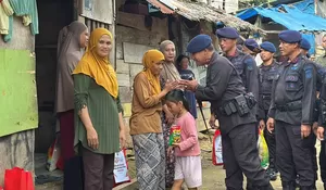 Sambut Hari Bhayangkara ke-80, Detasemen Gegana Satbrimob Polda Sultra Salurkan Sembako untuk Warga Kampung Pemulung