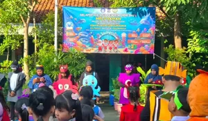 Serunya MPLS di SDN Kaliasin 1 Surabaya, Guru Tampil Nyentrik dengan Kostum Tema Laut