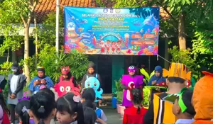 Serunya MPLS di SDN Kaliasin 1 Surabaya, Guru Tampil Nyentrik dengan Kostum Tema Laut