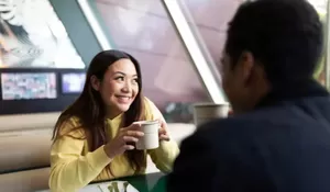 7 Hal yang Dilakukan Orang yang Secara Alami Penasaran sehingga Membuat Orang Lain Ingin Terus Berbicara Menurut Psikologi