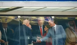 Jabat Tangan dengan Donald Trump, Perdana Menteri Spanyol Pedro Sanchez dan Raja Felipe VI Kawal Kemenangan Timnas Spanyol