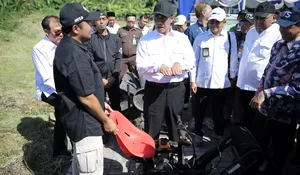 Mentan Amran Borong Inovasi ITS; Benih Jagung, Traktor Amfibi hingga Alat Panjat Kelapa