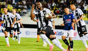 Tak Seperti Liga Malaysia! Yann Mabella Terpukau Atmosfer Persebaya Surabaya, Sebut Bonek-Bonita yang Terbaik