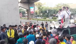 Demo di Kejagung, BEM KSI: Indonesia Emas 2045 Gagal Karena Emasnya di Rumah Febrie