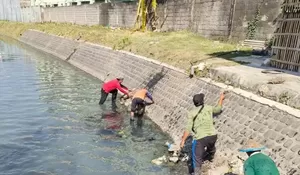 Pemkab Jombang Bersih-Bersih Kali Jombang Kulon Jelang Muktamar NU 2026 di Tambakberas