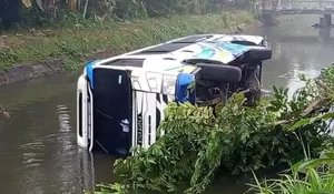 Minibus Rombongan Peziarah Tercebur di Lumajang, Sopir Diduga Mengantuk di Jalan Berkabut
