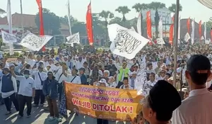 Tumplek Blek! Ribuan Massa Padati Jalan Gubernur Surabaya untuk Ikuti Aksi Tolak LGBTQ