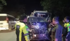 Sopir Truk Ngantuk Tabrak Alphard Milik Pendakwah Anwar Zahid Sampai Ringsek di Bojonegoro