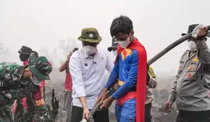 Viral 'Supermen' Ikut Terjun Memadamkan Karhutla, Menhut Raja Juli: Anak Muda jadi Forest Hero