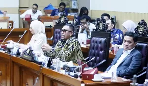 Ojol Lempari Pos Polisi Surabaya dengan Molotov, DPR sebut Tindakan Anarkis Harus Dipidana